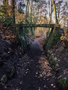 Brücke über Hohlweg